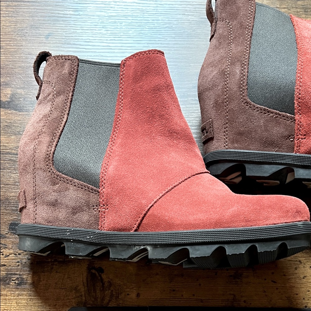 Sorel Suede Wedge Pull On Red and Brown Ankle Boots